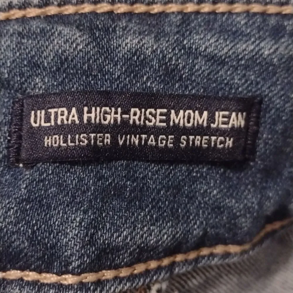 Hollister Ultra Rise Mom Jeans Vintage Stretch Raw Hem Medium Wash Size 5R